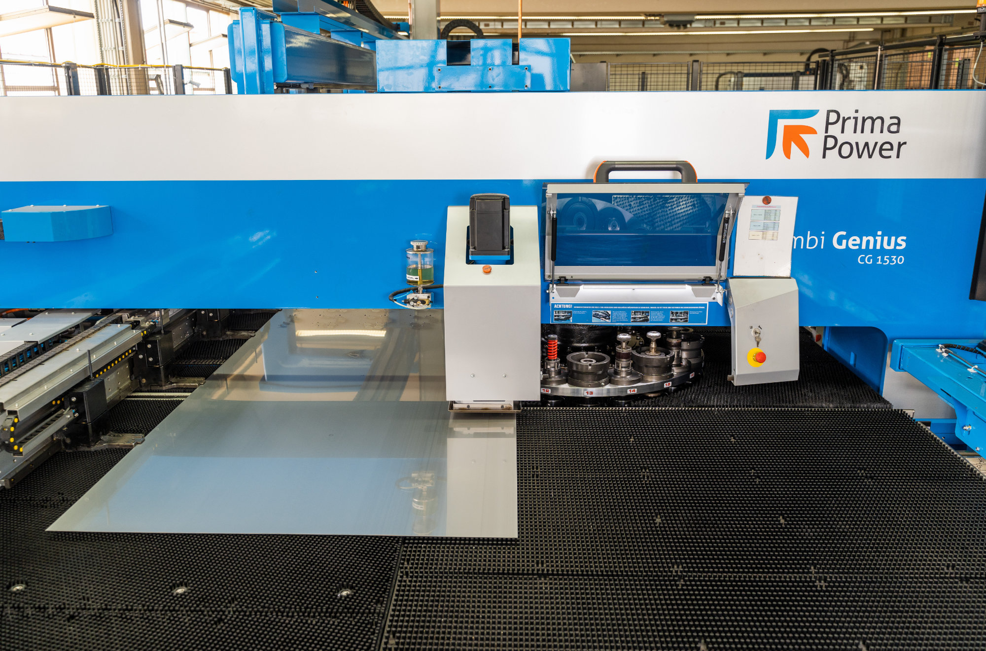 Aufnahme der der Prima Power Maschine Maschine zum Laserstanzen in der Fertigungshalle der Technoblech GmbH