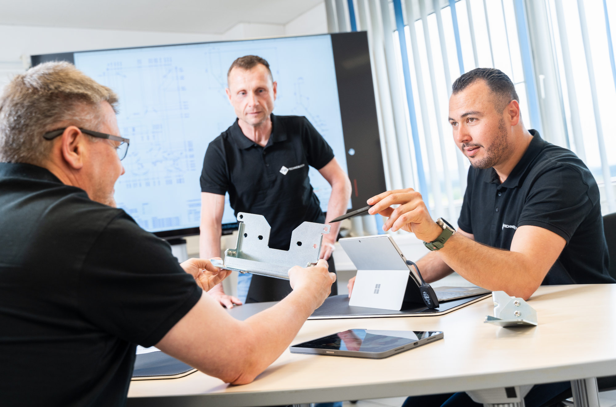 Einblick in eine Projektbesprechung des Teams der Technoblech GmbH im Meetingraum